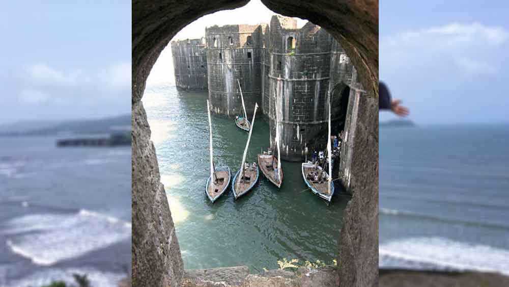 আহমদনগর সুলতানের নৌসেনার কর্তা ছিলেন রাজা রাম রাও পাতিল। কোলিদের কাছে আবার রাম রাওই ছিলেন রাজা। রাজস্থান, হিমাচল প্রদেশ, গুজরাত, মহারাষ্ট্র, উত্তরপ্রদেশ, হরিয়ানা এবং ওড়িশায় কিছু আদি জনজাতির সন্ধান মেলে আজও। কোলি তাঁদেরই অন্যতম।