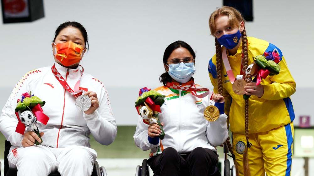 মাত্র ১৯ বছর বয়সে সোনা জিতলেন অবনী। অলিম্পিক্স বা প্যারালিম্পিক্সে এত কম বয়সে আর কোনও ভারতীয় সোনা জেতেননি।