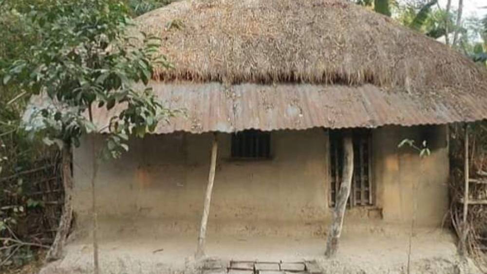 মাটির তৈরি ডাকঘর।