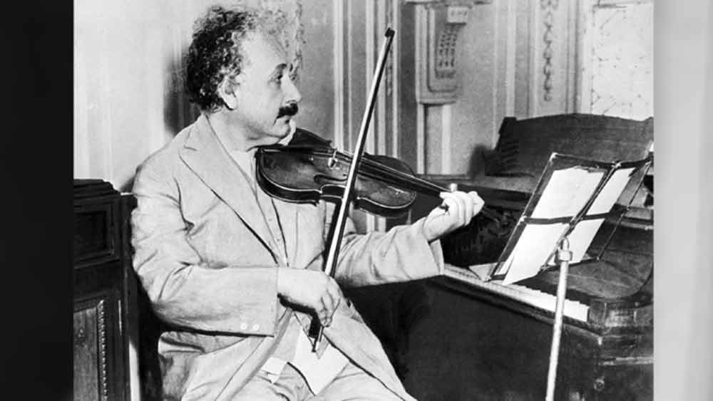 মস্তিষ্কের সঙ্গে হাত আর চোখের সমন্বয় ঘটানোর জন্য রোজ ঘণ্টার পর ঘণ্টা ভায়োলিন বাজাতেন। আইনস্টাইনের দাবি ছিল, এতে নাকি কর্টিসল হরমোনের মাত্রা কমে মন চাপমুক্ত থাকে।