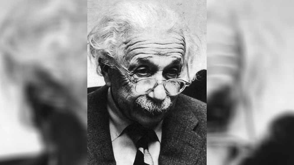 তাঁর এমন কিছু স্বভাব ছিল, যেগুলো অনেকের কাছে মোটেই স্বাভাবিক ছিল না। তাঁর মতো এক জন বিজ্ঞানী যে এগুলো করতে পারেন, তা কল্পনাও করতে পারতেন না অনেকে। আবার অনেকের মতে, এই স্বভাবগুলোই আইনস্টাইনের মস্তিষ্ককে আরও তীক্ষ্ণ করে তুলেছিল।