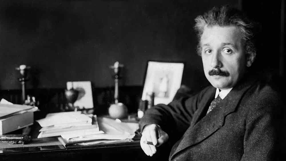 ২০০৯ সালে তাঁর সই করা আসল ছবিটি নিলামে বিক্রি হয়। দাম উঠেছিল প্রায় ৫৫ লক্ষ টাকা। আসল ছবিটি ১৯৫১ সালে তোলা হয়েছিল।