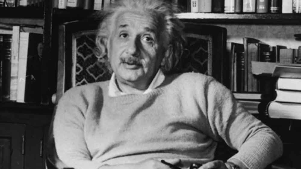 ৪ মার্চ, ১৮৭৯ সালে জার্মানির উলমা শহরে জন্ম আইনস্টাইনের। ১৯৫১ সালে তিনি আমেরিকায় থাকতেন এবং নিউ জার্সির প্রিন্সটনে ইনস্টিটিউট ফর অ্যাডভান্সড স্টাডিতে গবেষণা করতেন।