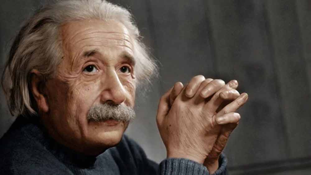 জন্মদিন উপলক্ষে ওই গবেষণা কেন্দ্রেই তাঁর সহকর্মীরা অনুষ্ঠানের আয়োজন করেছিলেন। সেই অনুষ্ঠানে আইনস্টাইনের যোগ দেওয়ার খবর ছড়িয়ে পড়তেই গবেষণা কেন্দ্রের বাইরে ভিড় জমাতে শুরু করেছিলেন পাপারাৎজিরা।