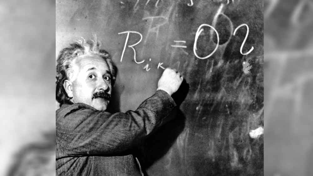 আইনস্টাইন তখন এক দিকে ওই ইনস্টিটিউটের তৎকালীন অধিকর্তা ফ্রাঙ্ক আয়দেলট এবং তাঁর স্ত্রী মেরির মাঝে স্যান্ডউইচের মতো প্রায় লুকিয়ে বসেছিলেন।