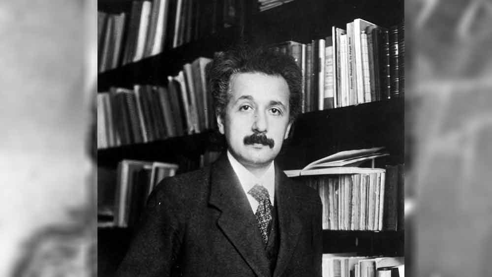 পাপারাৎজিদের ক্যামেরার ঝলক এবং তাঁদের বিভিন্ন প্রশ্নে বিরক্ত হয়ে বারবারই তাঁদের ছবি তোলা বন্ধ করার অনুরোধ করছিলেন তিনি। ঠিক সে সময়ই এক চিত্রগ্রাহকের তরফ থেকে হাসি মুখে ছবি তোলার অনুরোধ ভেসে আসে।