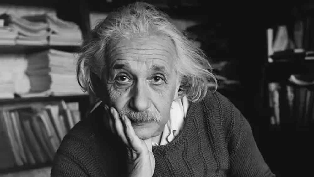 তিতিবিরক্ত আইনস্টাইন হাসির বদলে জিভ বার করে এই অদ্ভুত ভঙ্গি করেছিলেন। সেটিই চিত্রগ্রাহক আর্থার স্যাসের ক্যামেরায় বন্দি হয়ে যায়। পরবর্তীকালে এটি সারা বিশ্বে ছড়িয়ে পড়ে এবং একটি আইকনিক ছবিতে পরিণত হয়।