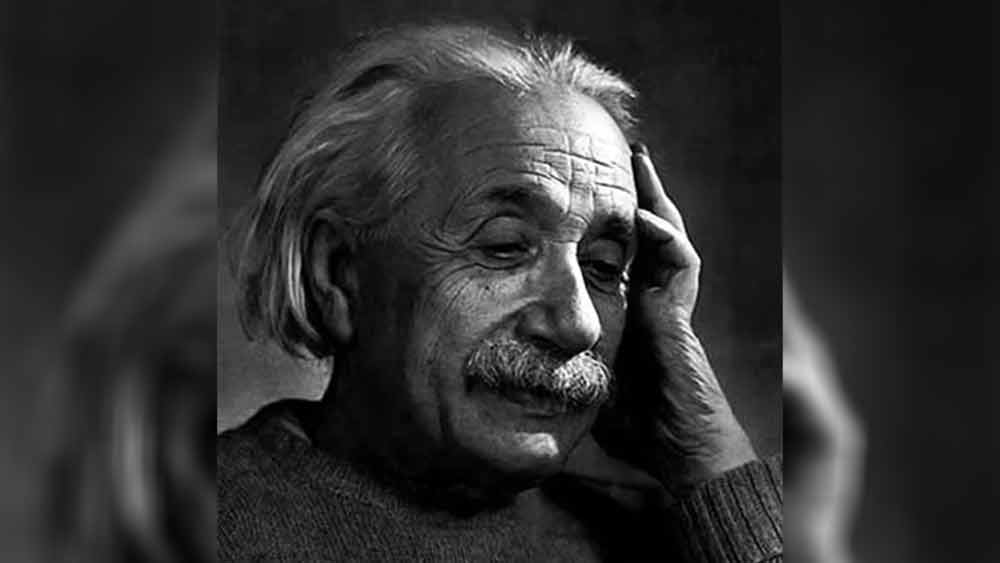 তবে ছবিটির বিশ্বব্যাপী জনপ্রিয়তা অর্জনের পিছনে কিন্তু ওই চিত্রগ্রাহকের কোনও হাত ছিল না। আইনস্টাইন নিজেই এটি জনপ্রিয় করে তুলেছিলেন। ছবিটি তাঁর এতটাই পছন্দ হয়েছিল যে তার একাধিক কপি ওই চিত্রগ্রাহকের কাছ থেকে নিয়েছিলেন তিনি। তার পর গাড়িতে তাঁর দু’পাশে বসে থাকা দু’জনকে কেটে বাদ দিয়ে দেন কপিগুলি থেকে।