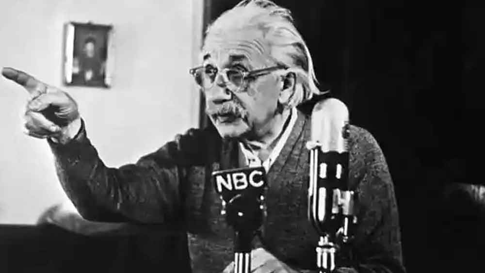 এই ছবিটি ছাড়াও তাঁর আরও বেশ কিছু বিষয় অনেককেই বিস্মিত করে। রোজ অন্তত ১০ ঘণ্টা ঘুমোতেন তিনি। তাঁর মতে, এই ঘুমের মধ্যেই তিনি নাকি কঠিন সমস্যার সমাধান করে ফেলতেন।