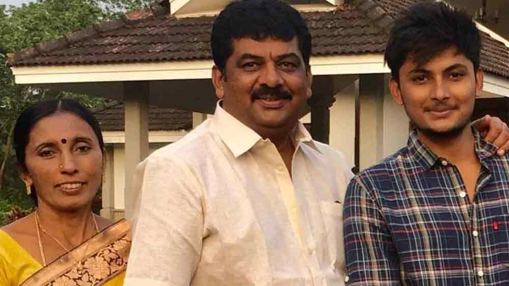 বাবা-মায়ের সঙ্গে করুণা সাগর।