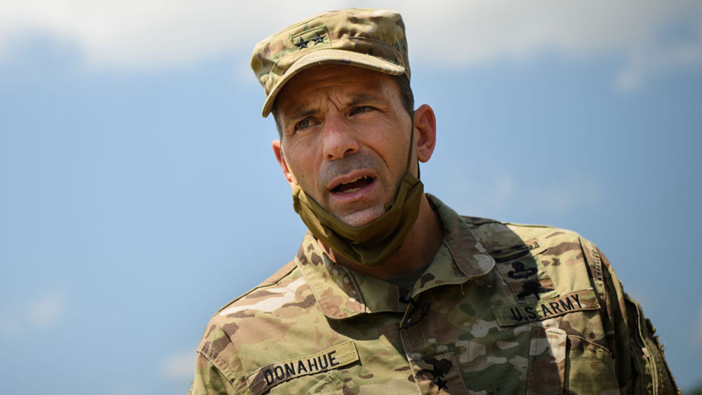 কর্মজীবনের প্রথম কয়েক বছর দক্ষিণ কোরিয়ায় আমেরিকার সেনাবাহিনীর ইনফ্যান্ট্রি শাখায় কর্মরত ছিলেন ক্রিস্টোফার। পরবর্তীকালে বিভিন্ন দেশে কাজ করার অভিজ্ঞতা অর্জন করেছেন।