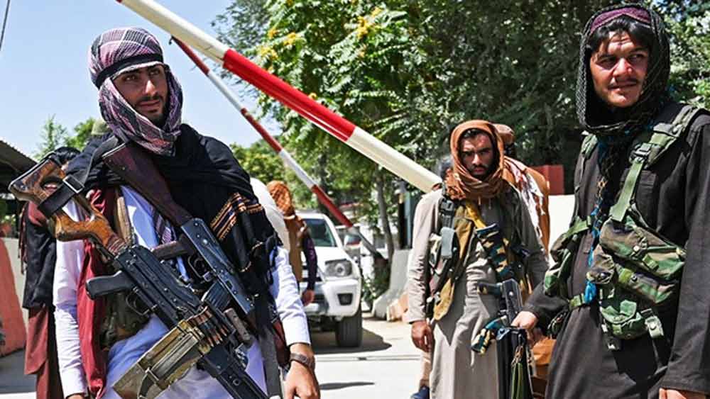 তালিবান এখনও ঘোষিত ভাবে মহিলাদের উপর তেমন কোনও ফতোয়া জারি না করলেও সে দেশে সবচেয়ে বেশি আতঙ্কে রয়েছেন মহিলারাই। আফগানিস্তানের বিভিন্ন প্রান্তে ছড়িয়ে থাকা রোকিয়া-তাহিরাদের জীবনে তাই বড় সঙ্কট। প্রতিটি মুহূর্তে দীর্ঘশ্বাস ফেলছেন তাঁরা। 