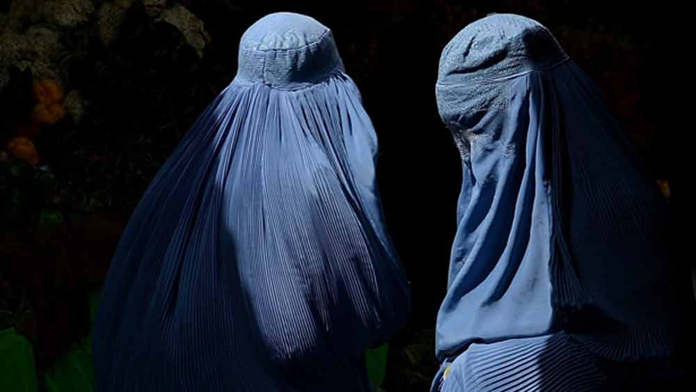 অনেক প্রতিবন্ধকতা পেরিয়ে একা থাকতে শুরু করেছিলেন স্বামীর সঙ্গে বিচ্ছেদ হয়ে যাওয়া রোকিয়া-তাহিরারা (নাম পরিবর্তিত)। দু’জনেই কাবুলের একটি বাড়ি ভাড়া নিয়ে একসঙ্গে থাকেন। এত দিন তাঁদের বিশ্বাস ছিল, একটু একটু করে উন্নয়ন হবে আফগানিস্তানের মানসিকতার। তাঁদের ন্যায্য অধিকার দেবে সমাজ। কিন্তু তালিবানের উত্থানের পর সমস্ত স্বপ্নই ভেঙে গিয়েছে তাঁদের। প্রতি মুহূর্তে মৃত্যুভয় নিয়ে দিন কাটাচ্ছেন।