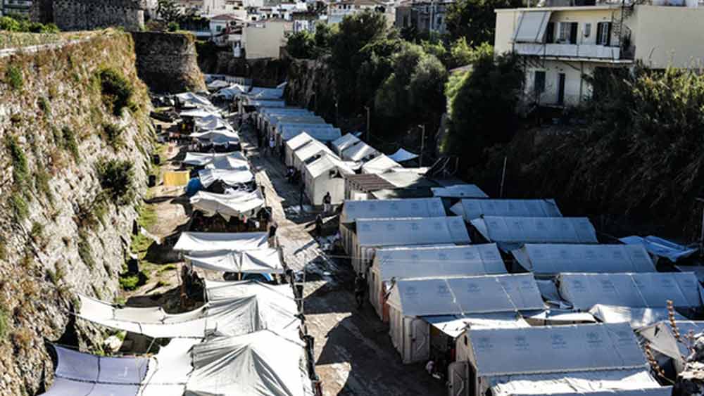 রোকিয়া এবং তাহিরা দু’জনেরই জন্ম ইরানের একটি শরণার্থী শিবিরে। রোকিয়ার বয়স এখন ৩২ বছর। ১২ বছর আগে মা-বাবার সঙ্গে আফগানিস্তানে ফিরে এসেছিলেন তিনি। দেশ তখন আমেরিকা সেনার নিয়ন্ত্রণে। দেশে ফিরে রোকিয়ার বিয়ে দিয়ে দেন মা-বাবা।