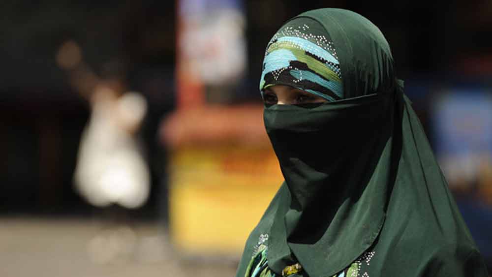 বিয়ের সাত বছরের মাথাতেই তাঁদের বিচ্ছেদও হয়ে যায়। কিন্তু রোকিয়া জানতেন না যে এই বিচ্ছেদ শুধু তাঁর স্বামীর সঙ্গেই হল না, আফগান মহিলাদের স্বামীর ঘরে ঠাঁই না হলে সমাজ এমনকি, তাঁর নিজের পরিবারও মুখ ফিরিয়ে নেয়।