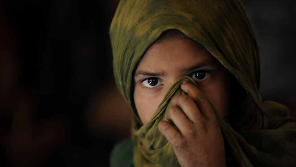 ফলে কোথাও যাওয়ার ছিল না রোকিয়ার। তাঁর বাবা তখন মৃত্যুশয্যায় এবং ভাই আগেই মারা গিয়েছিলেন। পাশে কোনও পুরুষ ছিলেন না। আফগানিস্তানে পুরুষের ছত্রছায়া ছাড়া মহিলা-জীবন কঠিন হয়ে ওঠে। আর বিচ্ছেদের ঘোর বিরোধী রোকিয়ার মা সাফ জানিয়ে দিয়েছিলেন, বাপের বাড়িতে মেয়ের কোনও জায়গা হবে না।