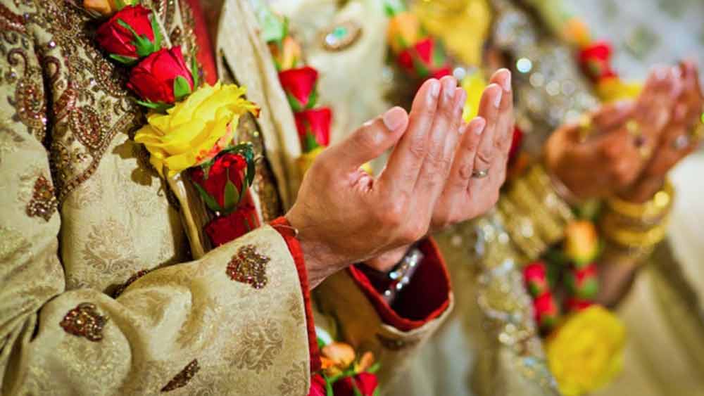 ১৯ বছর বয়সে বিয়ে হয়েছিল তাহিরার। কিন্তু স্বামীর সঙ্গে মানিয়ে নিয়ে চলতে পারেননি। মাত্র দু’বছরের মধ্যে বিচ্ছেদ হয়ে যায়। রোকিয়ার মতো তাহিরার পরিবারও তাঁকে ত্যাগ করেছিল। তাহিরার অবশ্য বাপের বাড়িতে ঠাঁই মিলেছিল। যদিও থাকতে দেওয়ার মধ্যে কোনও আন্তরিকতা ছিল না। মা-বাবা কিংবা পরিবারের অন্যরা কেউ তাঁর সঙ্গে কথা পর্যন্ত বলতেন না। এক টেবিলে বসে খেতেনও না। তাহিরা কিছু খাবার তৈরি করলে তা ছুঁয়েও দেখতেন না কেউ।