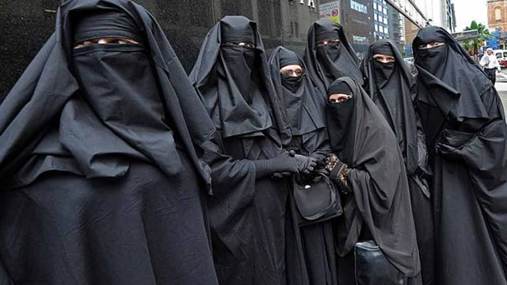 অভুক্ত ছেলেকে নিয়ে তাই রাস্তায় এক রাত কাটান। কিন্তু এ ভাবে আর কত দিন! পরের দিনই তাই বুকে পাথর রেখে স্বামীর কাছে ছেলেকে ফিরিয়ে দিতে মনস্থির করেন। রোকিয়া যখন বাঁচার লড়াই চালাচ্ছিলেন, ঠিক তাঁর মতোই সমাজের সঙ্গে লড়তে হচ্ছিল তাহিরাকেও। প্রায় একই ঘটনা তাহিরার জীবনেও ঘটেছিল।