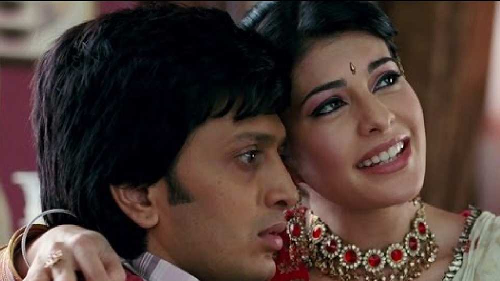 ২০০৯ সালে অমিতাভ বচ্চন এবং রীতেশ দেশমুখের সঙ্গে ‘আলাদিন’ ছবিতে বলিউডে আত্মপ্রকাশ করেন জ্যাকলিন। প্রথম ছবি বক্স অফিসে সফল না হলেও জ্যাকলিনের বলিউডে জায়গা করে নিতে অসুবিধা হয়নি। এর পরেই পরিচালক সাজিদ খানের নজরে পড়েন সিংহলী সুন্দরী।