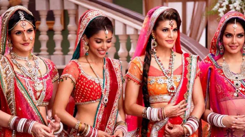 ২০১০ সালে সাজিদ খান তাঁর  ছবি ‘হাউসফুল’-এর একটি আইটেম গানে জ্যাকলিনকে সুযোগ দেন। এর পর মাত্র দু’বছরের মধ্যে ‘হাউসফুল ২’ ছবিতে জ্যাকলিনকে গুরুত্বপূর্ণ চরিত্রে নিয়েছিলেন পরিচালক। ইন্ডাস্ট্রিতে তখন নতুন মুখ জ্যাকলিনের সঙ্গে কাজের সূত্রেই বন্ধুত্ব হয় সাজিদের।