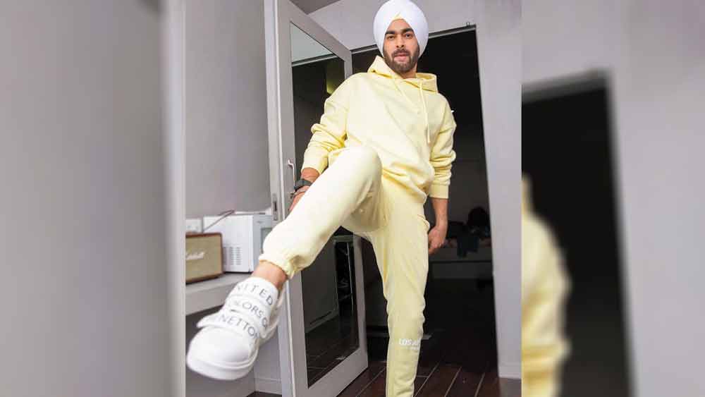 নয়াদিল্লির হিলউডস অ্যাকাডেমি থেকে পাশ করার পর মনজোৎ পারিবারিক ব্যবসার হাল ধরার বদলে বলিউডে চেষ্টা শুরু করেন।