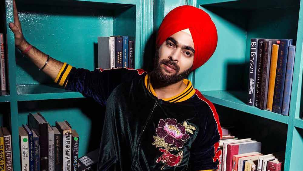 মনজোৎকে নিয়ে এক বার খবর ছড়িয়ে পড়েছিল যে তিনি নাকি নিজের চুল কেটে ফেলেছেন।