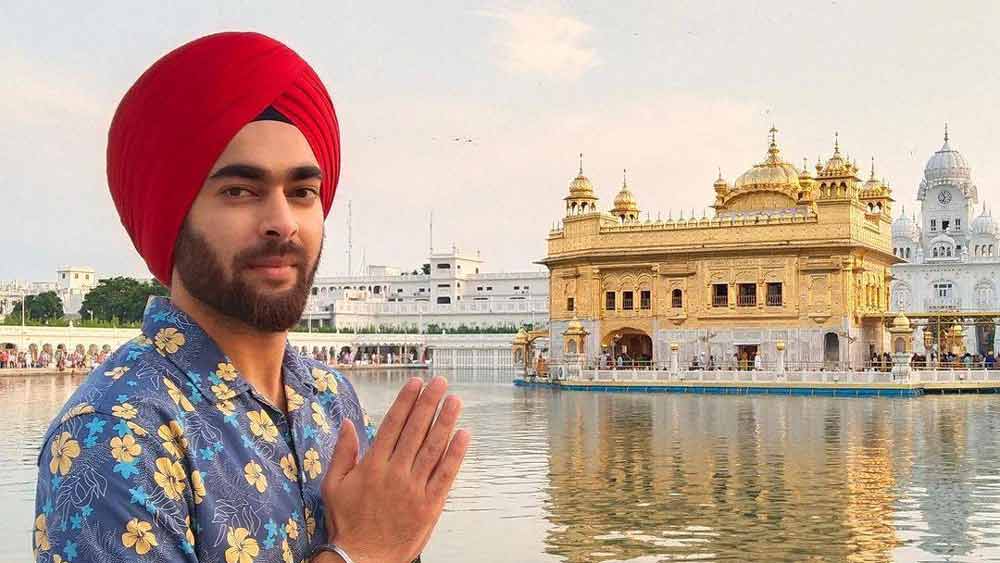 দিল্লিতে জন্ম হলেও মনজোৎ মনেপ্রাণে একজন শিখ। শিখ ধর্ম মন থেকে পালন করেন তিনি।