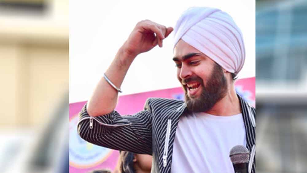 সেই দিন থেকে বাধ্য হয়েই মনজোৎ নেটমাধ্যমে নিজের অ্যাকাউন্ট খোলেন এবং রোজ অন্তত একটি ছবি আপলোড করতে শুরু করেন।