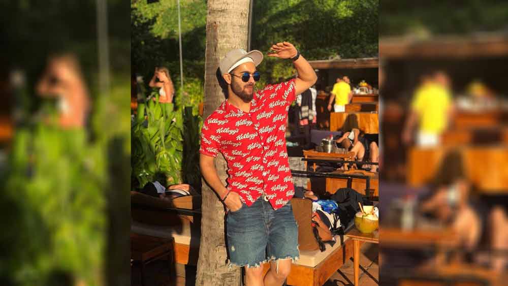 অনুরাগীদের সঙ্গে নিজের দৈনন্দিন জীবন ভাগ করে না নিতে পারলে ভুয়ো খবরের রমরমায় তাঁকে নিয়ে ভুল বার্তা পৌঁছতে পারে, সতর্ক করেছিলেন তাঁরা।