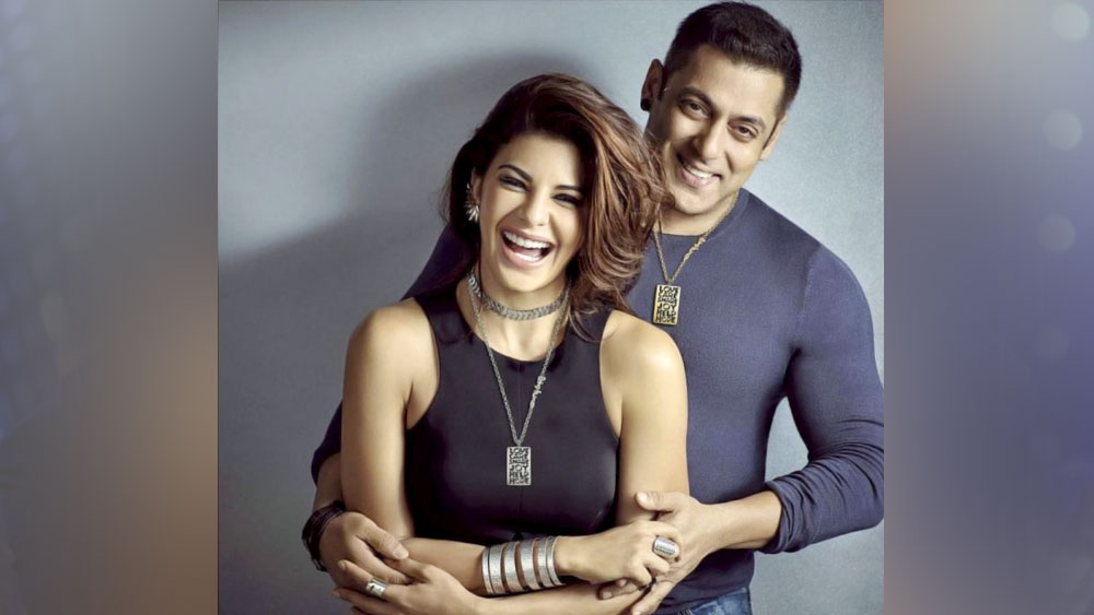 এ ভাবেই বারবার জ্যাকলিনের জীবনে বসন্ত ফিরে ফিরে এসেছে। বলিউডের গুঞ্জন, গত বছর লকডাউনের সময় থেকে সলমন খানের সঙ্গে ঘনিষ্ঠতা বেড়েছে তাঁর। সহকর্মীর সঙ্গে পেশাগত সম্পর্কের বাইরেও নাকি ‘অন্য রকম’ সমীকরণ গড়ে উঠেছে জ্যাকলিনের।