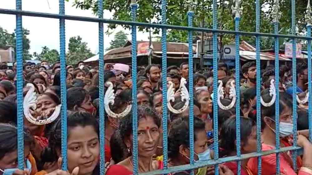 Many got injury due to huge gathering at a vaccinationa centre of Dhupguri dgtld