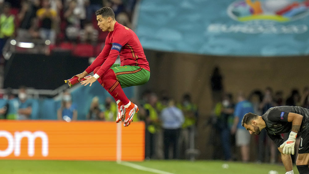 রোনাল্ডোর খাদ্যাভ্যাসেই লুকিয়ে রয়েছে এই রহস্যের উত্তর। সঠিক খাওয়া দাওয়া করেই তারুণ্য ধরে রেখেছেন পর্তুগিজ তারকা।