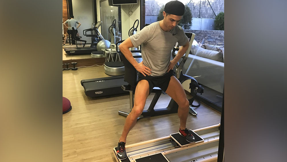 রিয়াল মাদ্রিদে খেলার সময় থেকেই রোনাল্ডোর নিজস্ব ডায়েটিশিয়ান রয়েছেন। তাঁর কথা অনুযায়ী সারা দিনে ছ’বার খাবার খান রোনাল্ডো।