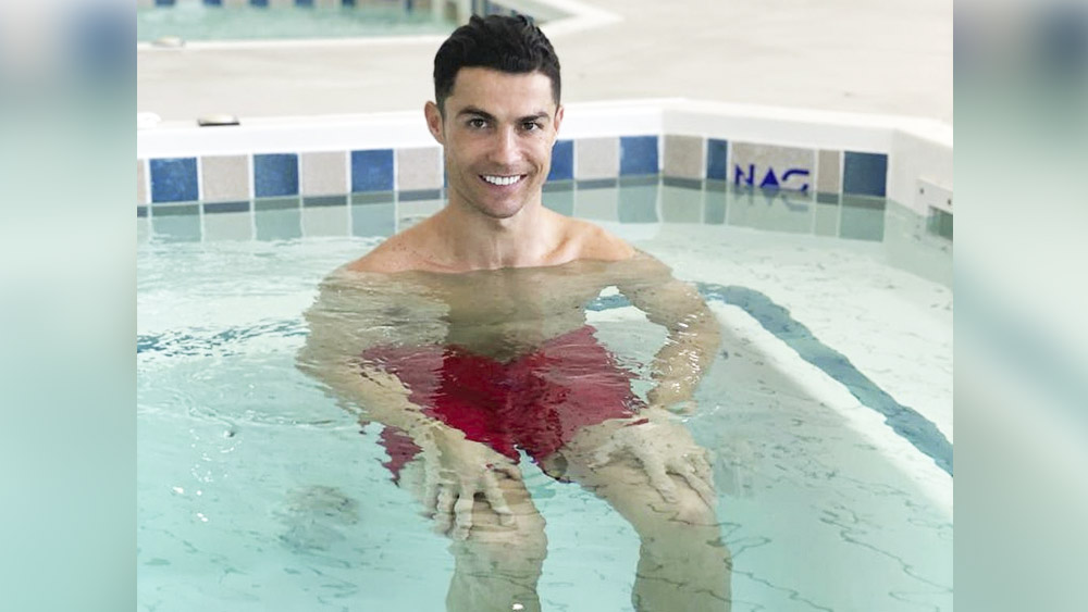 কী খেতে পছন্দ করেন রোনাল্ডো? প্রাতরাশে তারকা ফুটবলারের পছন্দ চিজ, হ্যাম এবং দই। মধ্যাহ্নভোজের আগে মুরগির মাংস এবং স্যালাড খান তিনি। মধ্যাহ্নভোজে টুনা মাছ, অলিভ, ডিম এবং টমেটো খান রোনাল্ডো।