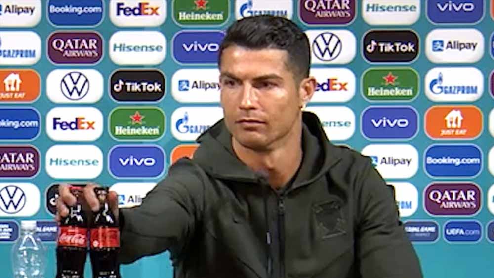 মদ্যপান করেন না রোনাল্ডো। প্রচুর পরিমাণে জল খান তিনি। ঠাণ্ডা পানীয় যে তাঁর পছন্দ নয়, সেটা তো ইউরো কাপেই বুঝিয়ে দিয়েছিলেন।