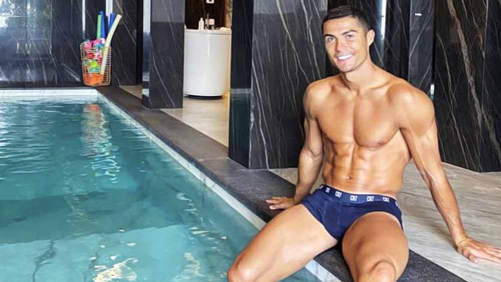 কতক্ষণ ঘুমোন রোনাল্ডো? সারা দিনে সাড়ে সাত ঘণ্টা ঘুমোন তিনি। তবে টানা নয়। দিনে ৯০ মিনিট করে পাঁচ বার ঘুমোন তিনি। 