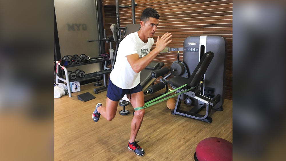 খেলা না থাকলে রোনাল্ডো নিজের মতো অনুশীলন করতে থাকেন। শরীর ঠিক রাখতে বার বার ব্যায়াম করেন তিনি।