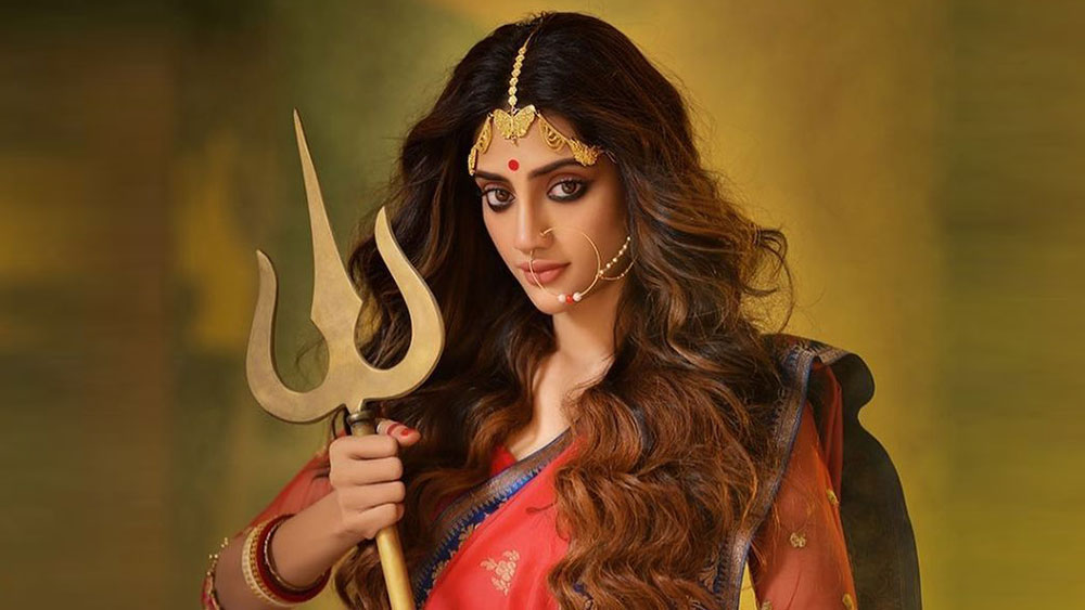 নুসরত জাহান সমাজের যে স্তরে বসবাস করেন, সেই স্তর তাঁর প্রতিটি পদক্ষেপ জরিপ করে সতর্ক এবং সরুচোখের দৃষ্টিতে।