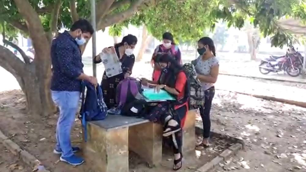 বিশ্বভারতী খুলতেই ক্যাম্পাসে হাজির পড়ুয়ারা।