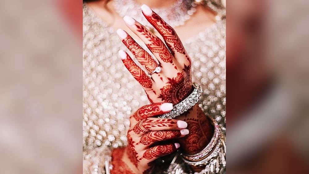 অনেক ভাবী কনেই হয়ত ভাবছেন ভারী বেনারসীর সঙ্গে একটু আলাদা ভাবে নখকে সাজিয়ে তুলবেন। তা হলে শুধু একটি রং ব্যবহার করেই সাজিয়ে তুলুন নখকে। নখে যে কোনও হাল্কা রঙের নেলপালিশ লাগিয়ে নিন, তা শুকিয়ে গেলে স্বচ্ছ রঙের নেলপালিশের একটি পরত লাগিয়ে নিলেই, কেল্লা ফতে। হাল্কা রঙের নখ সজ্জাতেই নতুনত্ব আসবে বিয়ের সাজে।