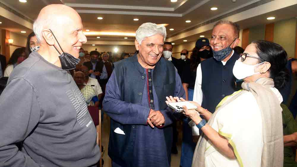 Is Mamata Banerjee the 'face' of the Prime Minister, question industrialists of Mumbai