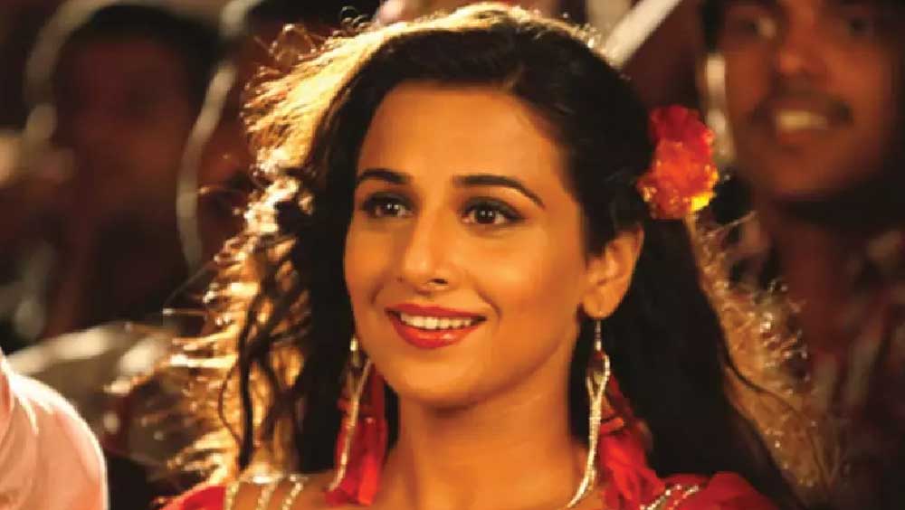 ২০১১ সালে তাঁর জীবন নিয়ে ছবি করেন বিদ্যা বালন। বিপুল জনপ্রিয় হয় সেই ছবি— ‘দ্য ডার্টি পিকচার’। সিল্ক স্মিতাকে যেন নতুন করে চেনেন দর্শক।