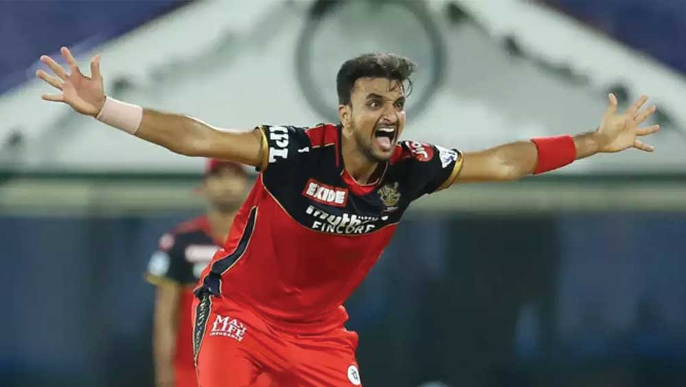 তাদের সব থেকে সমস্যায় পড়তে হয়েছে হর্ষল পটেলকে ছাড়তে গিয়ে। গত মরসুমে হর্ষল সব থেকে বেশি উইকেট নিয়ে বেগুনি টুপি জিতেছিলেন। তাঁর ৩২ উইকেটের ধারেকাছে কেউ ছিলেন না। তবু রাখা যায়নি তাঁকে।