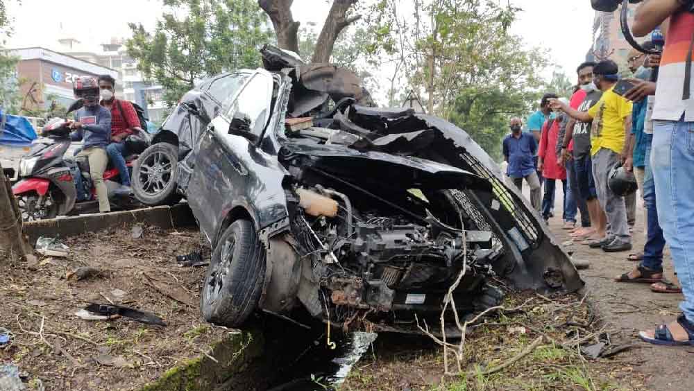 তাঁদের মৃত্যুকে ঘিরে একাধিক প্রশ্ন উঠে আসছে। কেন হঠাৎ মডেলদের গাড়ি তাড়া করলেন অভিযুক্ত? পুলিশ সূত্রে জানা গিয়েছে অভিযুক্তের নাম সিজু। তিনি কি মডেলদের পূর্ব পরিচিত? কেন-ই বা এত দিন পরে অভিযোগ দায়ের করা হল?