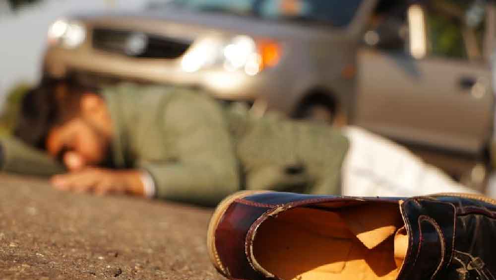 দুর্ঘটনার সময় গাড়ির সামনের সিটে বসে ছিলেন ওই মডেলদের এক বন্ধুও। ছ’দিন পর হাসপাতালে মৃত্যু হয় তাঁরও। গাড়ির চালকও মডেলদের বন্ধু ছিলেন। তিনি বেঁচে গিয়েছেন। পুলিশ জানিয়েছে ওই ব্যক্তিও নেশাগ্রস্থ ছিলেন।