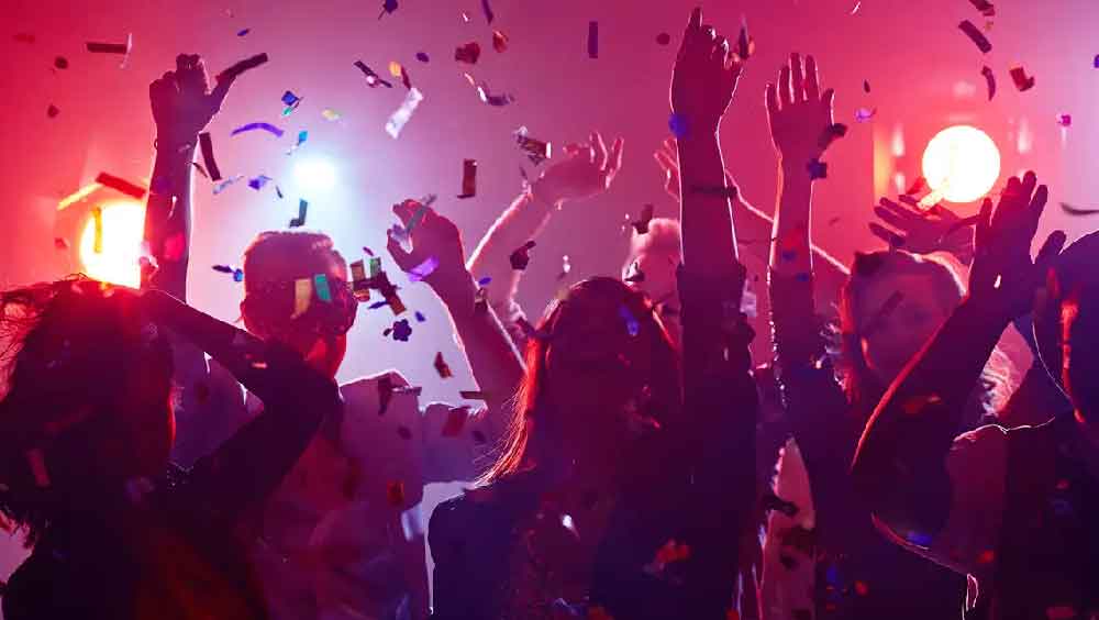 পুলিশ জানিয়েছেন, ঘটনার দিন ওই হোটেলে একটি পার্টি চলছিল। সেই পার্টিতে উপস্থিত ছিলেন দুই মডেল এবং অভিযুক্ত সিজু। দুর্ঘটনার খবর পাওয়ার পরই হোটেল মালিক পার্টির সিসিটিভি ফুটেজ মুছে দেন বলেও অভিযোগ। কেন তিনি এই কাজ করলেন? তবে কি হোটেলে মাদক পার্টি চলছিল? সেই প্রশ্নের উত্তরও খুঁজছে পুলিশ।