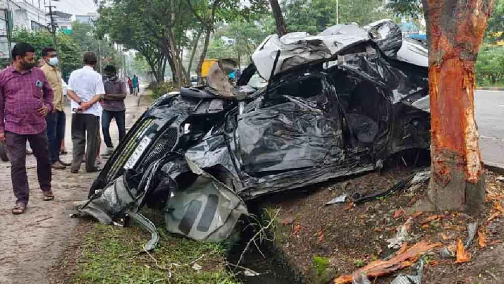 অনসি ও অঞ্জনা হোটেল থেকে বেরিয়ে বন্ধুদের সঙ্গে গাড়িতে উঠতেই সিজু গাড়ি নিয়ে তাঁদের ধাওয়া করেন। বিযয়টি বুঝতে পেরে অঞ্জনাদের গাড়ির চালক গাড়ির গতি বাড়িয়ে দেন। এর পরই দুর্ঘটনার পড়ে গাড়িটি।