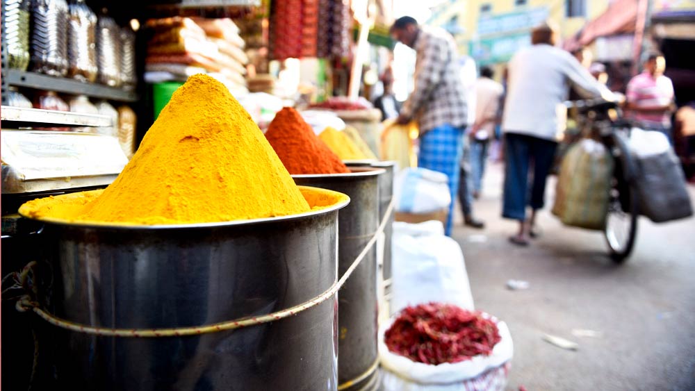  বাজার ঢুকে পড়েছে বসার ঘরে, নাকি বসার ঘরই এসে হাজির বাজারে? এই প্রশ্নই অনেকের মনেই বার বার উঁকি মারে। কলকাতার নানা জায়গায় নামকরণের পিছনে লুকিয়ে রয়েছে বিভিন্ন গল্প। বিখ্যাত বৈঠকখানা বাজারের নামের ইতিহাস কয়েকশো বছর পুরনো।