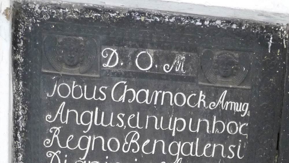 চার্নক বুঝে গেলেন, ব্রিটিশদের কুঠি করতে হলে, তাঁকে হুগলির তীরে এই বনজঙ্গলে ভরা গ্রামেই থাকতে হবে। তিনি ব্যবসা জমানোর জন্য স্থানীয় ব্যাপারীদের সঙ্গে গল্প করতেন। পরনে ঢিলে পাজামা আর কামিজ, গড়গড়া বা দেশি হুঁকোয় টান দিতে দিতে চার্নক সাহেব আড্ডা দিতেন সুতানুটি গ্রামের বিশাল এক বটগাছের নীচে। সেখানে বিশ্রাম নিতেন বিভিন্ন এলাকা থেকে আসা ব্যবসায়ীরা।