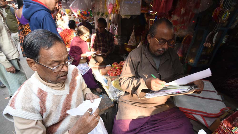 এখন যেখানে বউবাজার স্ট্রিট এসে মিশেছে লোয়ার সার্কুলার রোডে, সেখানেই ছিল এই বিশাল বটগাছ। গ্রীষ্মের দুপুরে তার নীচেই জমত আড্ডা আর বিকিকিনি। ক্রমে জায়গাটার নামই মুখে মুখে হয়ে গেল ‘বৈঠকখানা’ এবং বাজারের নাম বৈঠকখানা বাজার। জোব চার্নকের ব্যবসায়িক সাফল্যের পিছনে অবদান ছিল ওই বটগাছের।
